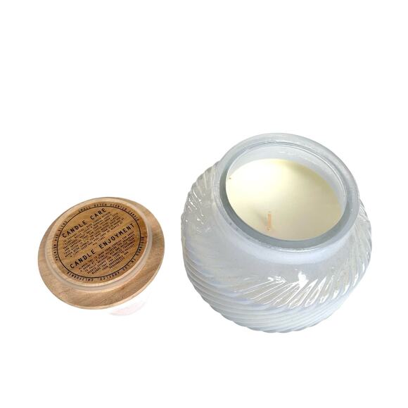 Scented candle in glass jar with wooden lid - Picture 2 of 4